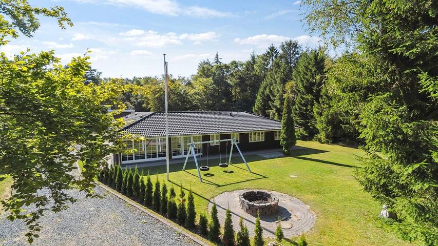 Ferieudlejning for 22 personer, med jacuzzi og pool såvel som terrasse og sauna i Halsnæs