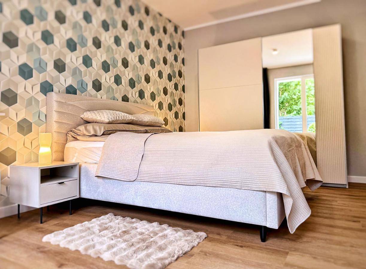 Modern Villa & Private Garden in Warsaw - Fully Renovated 2025 in Bielany, Warschau