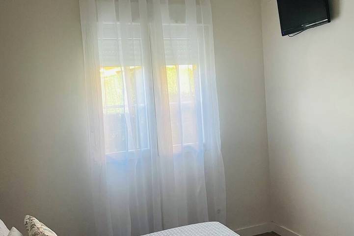Casa con chimenea a 50 metros del rio y piscinas naturales, ideal para familias in Navaluenga, Valle del Alberche
