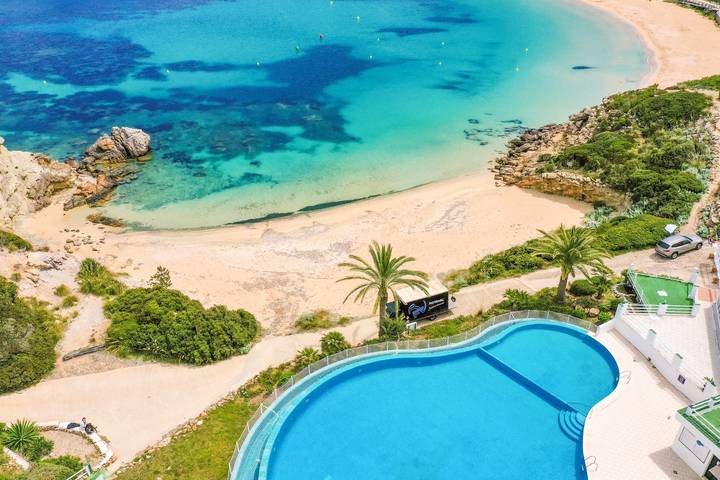 Ganze Wohnung, Ferienwohnung "White Sands 306" am Strand mit Meerblick, Pool in Arenal d'en Castell, Es Mercadal