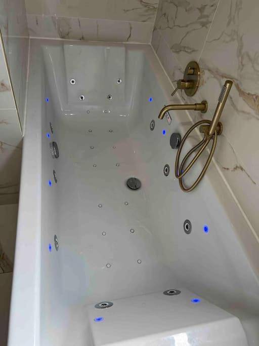 Location de vacances pour 5 personnes, avec vue ainsi que jardin et piscine, animaux acceptés à Pignan - 4