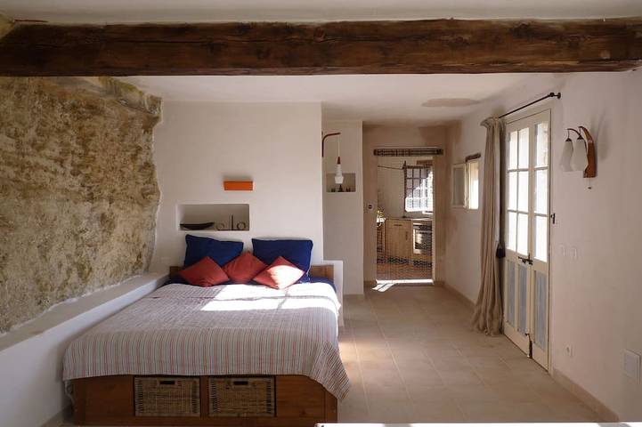 Entire apartment, Provencal troglodyte La Baumo 2 in Le Beaucet, Parc naturel régional du Mont-Ventoux