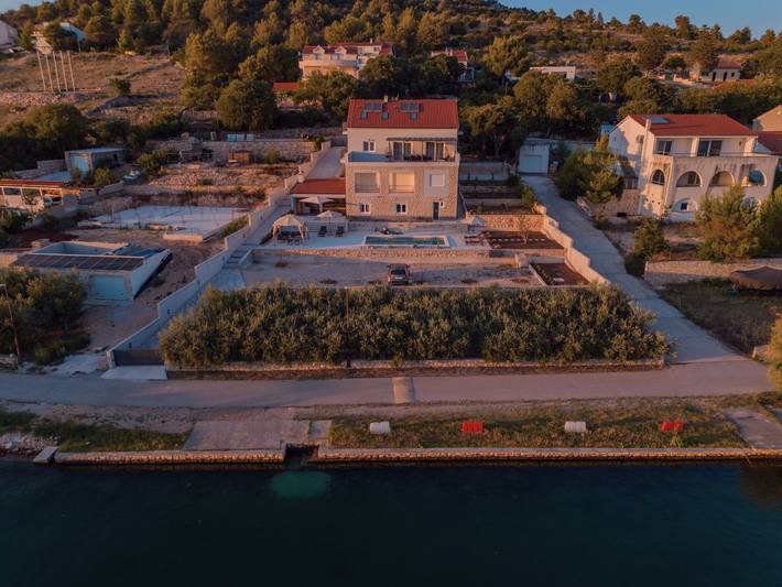 Ferienhaus für 8 Personen, mit Seeblick und Garten sowie Ausblick und Pool, mit Haustier
