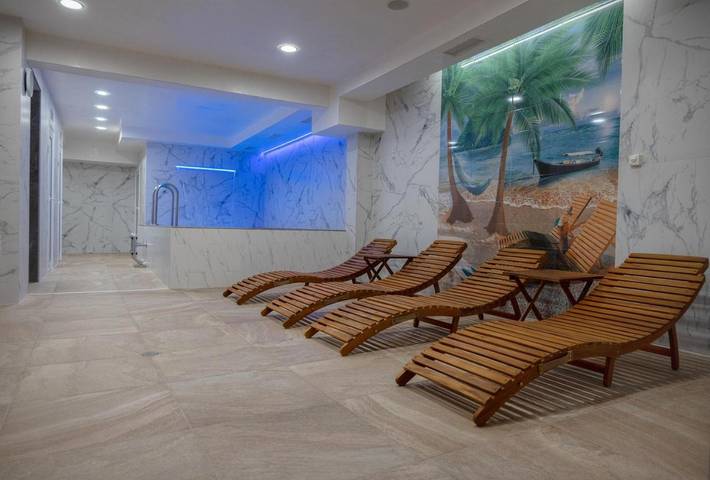 Appart’hôtel pour 4 personnes, avec sauna et jacuzzi ainsi que balcon et piscine