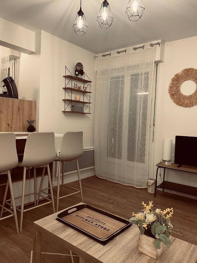 Appartement entier, Appartement moderne Wifi Fibre et Parking privé gratuit avec balcon et ascenseur in Niort, Région de Niort