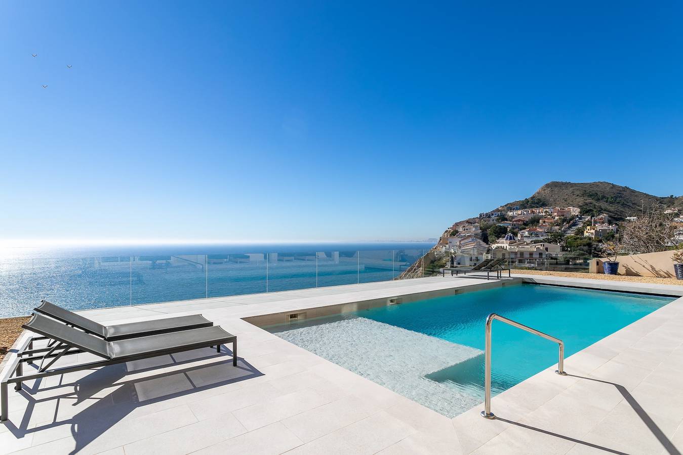Villa Mina di prima linea con vista spettacolare, piscina e Wi-Fi in La Merced, El Campello