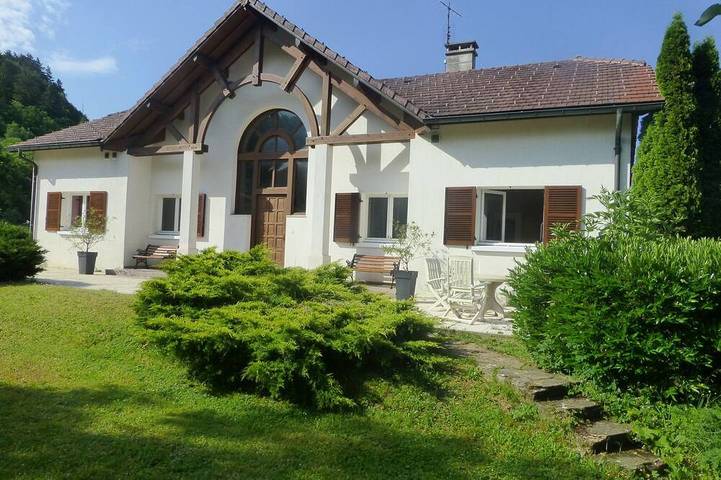 Gîte pour 12 personnes, avec jardin, animaux acceptés à Montcusel