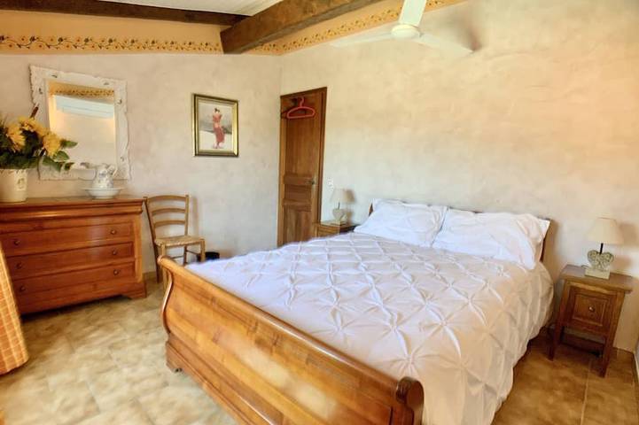 Appartement entier, Gite dans Maison d'hôtes en Pays de Fayence - 3 chambres Piscine, Jacuzzi in Tourrettes, Région de Draguignan