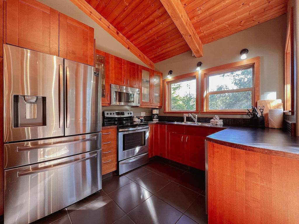 Cedar Sands-Cox Bay, Sauna, Hot Tub, Wood Fire Pit in Tofino, Alberni-Clayoquot Regional District