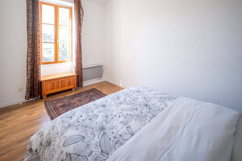 Entire apartment, Chez ma petite Reine, 2-room apartment, city center, near train station in Pontoise, Val-d'Oise