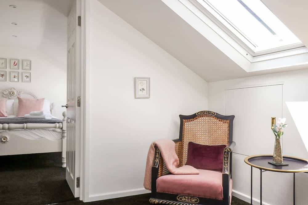 Rock Pool House, pet friendly, with open fire in Porthleven in Porthleven, Cornwall