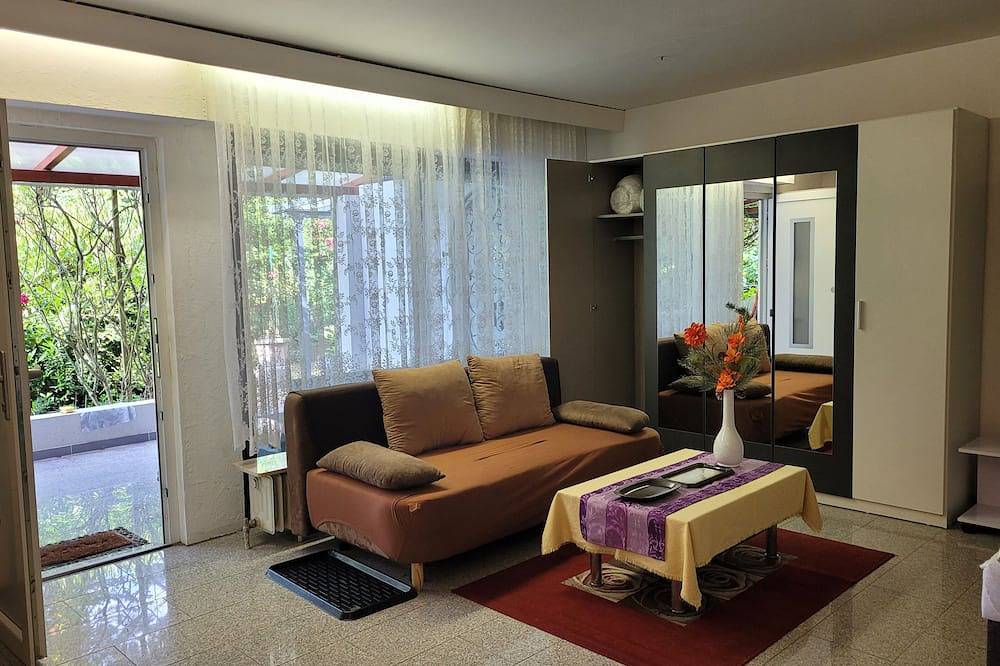 Entire apartment, Rose Apartment 50 qm with Veranda ang garden in Bad Nauheim, Wetterau