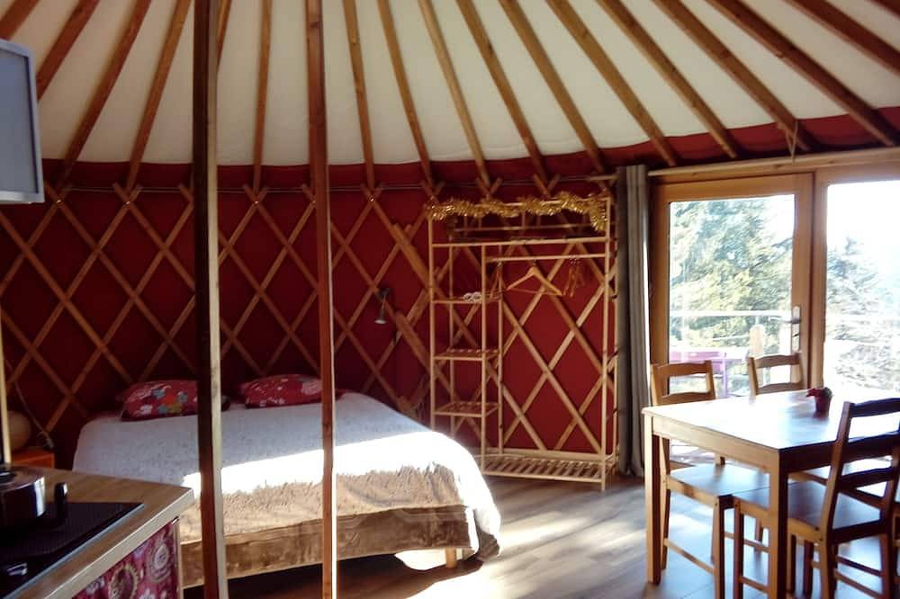 Yourte contemporaine en terrasse dans un bois in Saint-Bonnet-le-Froid, Haute-Loire
