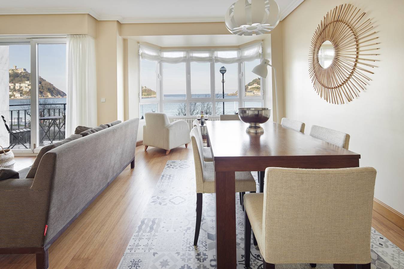 Entire apartment, Holiday apartment for 5 people with balcony in Playa de la Concha, San Sebastian