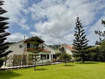 Maison d’hôte pour 2 personnes, avec jardin et vue sur le lac dans Sete Cidades