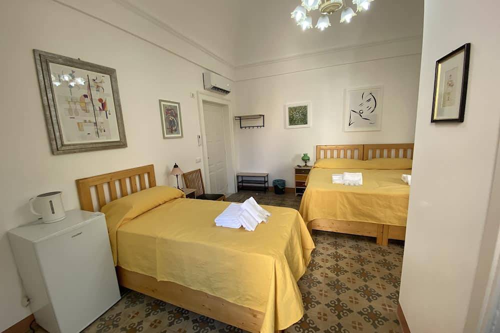 Promotion \"Touristhouse Monopoli 10\" Room1 Triple With En Suite Bathroom in Monopoli, Bari Province