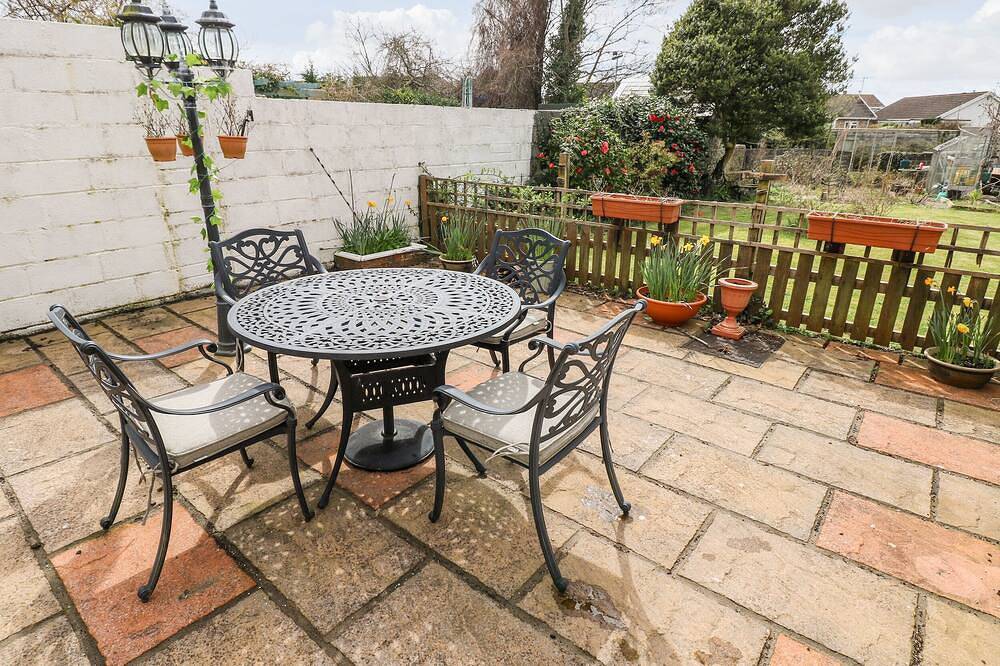 Adeline, pet friendly, with a garden in Pembrey in Burry Port, Carmarthenshire