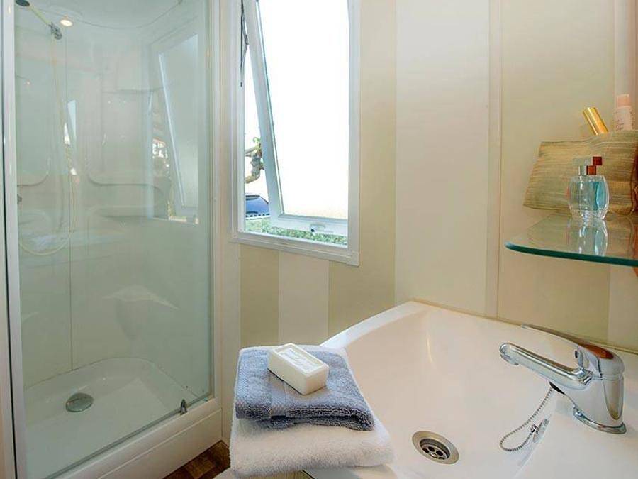 Camping La Baie du Kernic  - Mobilheim 6 personen - Classic | 3 Schlafz. | 6 Pers. | Erhöhte Terrasse in Plouescat, Côte des Légendes