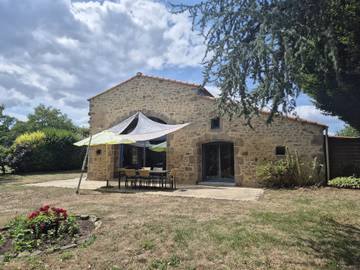 Gîte pour 6 personnes, avec terrasse ainsi que jardin et piscine dans Chanverrie