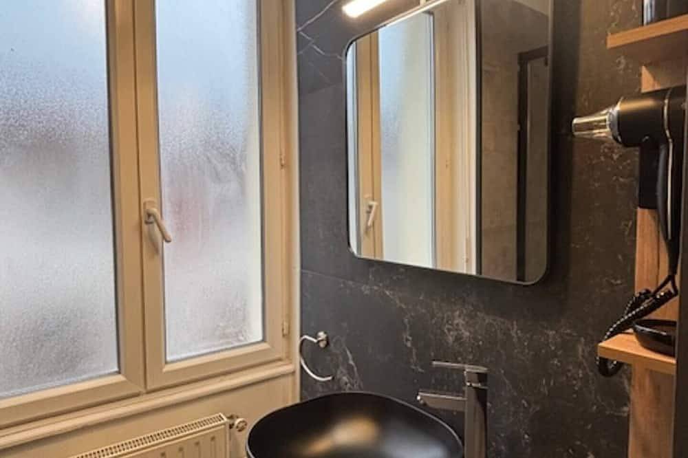 Appartement entier, Nous vous accueillons dans un appartement t3 moderne et spacieux in Commentry, Région de Montluçon