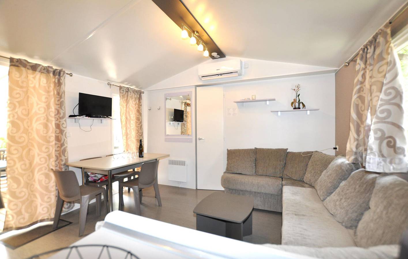 Mobil-home confortable avec piscine et climatisation, à 500 m de la plage in Narbonne Plage, Narbonne