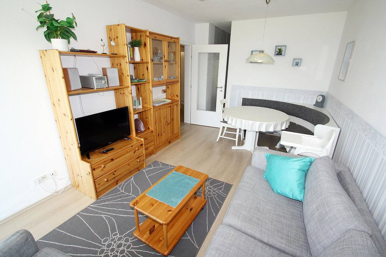 Ganze Wohnung, Freundlich helle Ferienwohnung im Erdgeschoß mit Balkon zur Südseite und Blickrichtung direkt über den Binnensee. in Steinwarder, Heiligenhafen