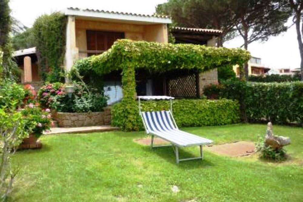 Posizione Unica - Bilocale  Con Giardino Fronte Mare in Cala Battistoni, Arzachena