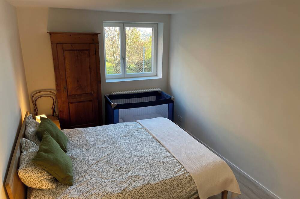 Entire apartment, Modern 2 bedroom flat in town with lake views in Neuchâtel, Three-Lakes