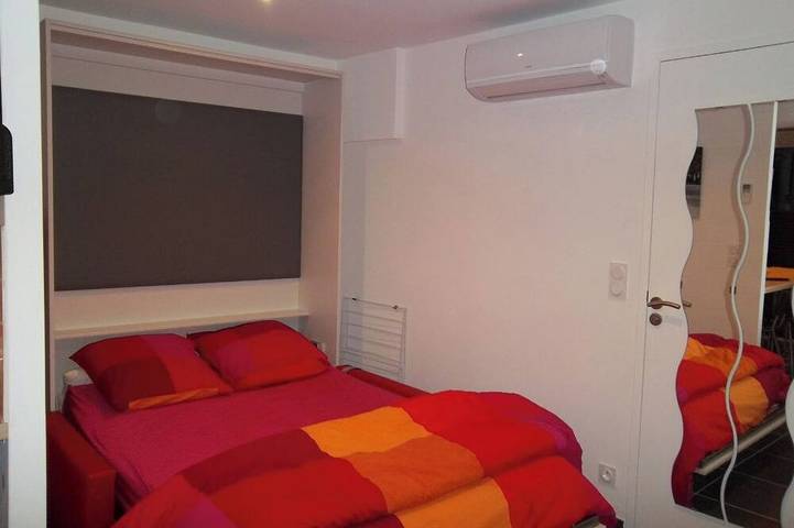 Appartement entier, Grand Studio (26m2) et grande terrasse (14m2) à 50m de la mer et de la plage in La Capte, Hyeres