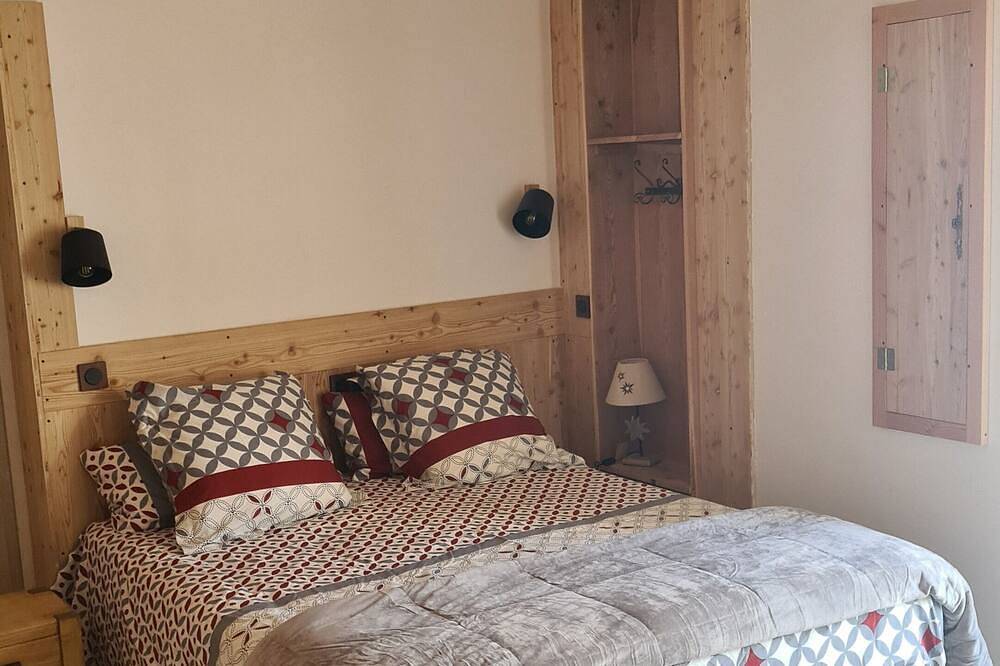 Recently renovated mountain dwelling***, terraces with lake, mountain and forest views. in Chorges, Nationalpark Écrins
