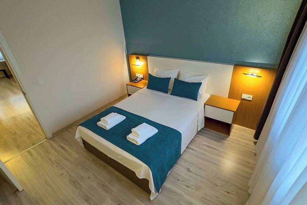 Adorable 1-bedroom 1 livingroom hotel with Ac in gorgeous Kuşadası for winter in Kusadasi Coast, Kusadasi