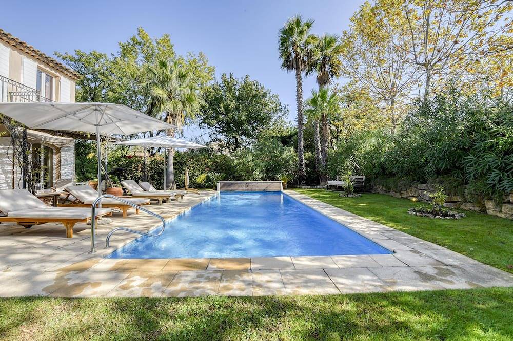 Charming Villa in a guarded estate, beautiful private pool in Saint-Tropez, Mediterranean Coast (France)