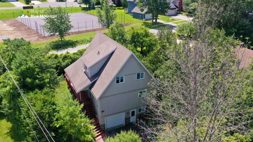 Vacation rental for 13 people, with yard and balcony, kid friendly in Blue Mountain (Ontario)