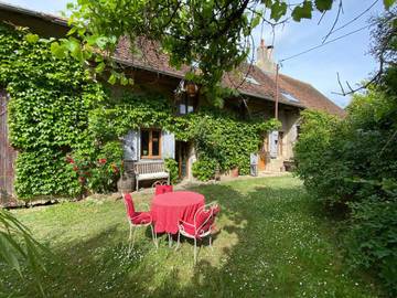 Gîte pour 6 personnes, avec vue et jardin à Savigny-en-Sancerre