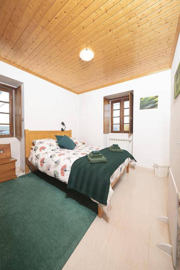 Maison d’hôte pour 2 personnes, avec jardin et vue dans Oliveira do Hospital