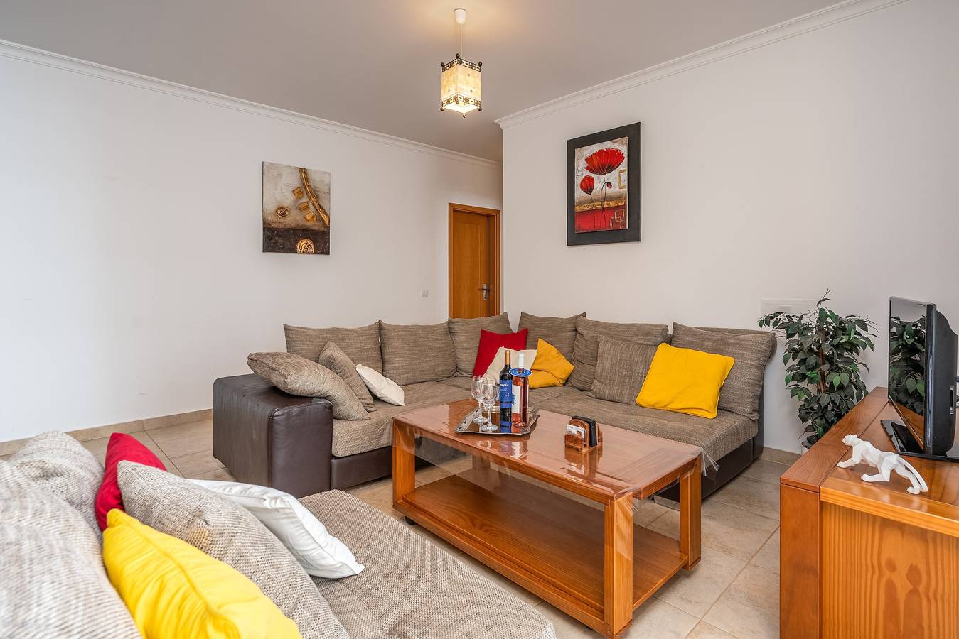 Appartement entier, Appartement 'Palmeiras De Jv' avec piscine partagée, Wi-Fi et climatisation in São Sebastião, Lagos