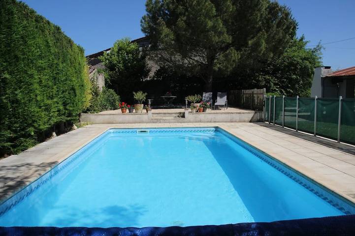 Location de vacances pour 10 personnes, avec Terrasse ainsi que Jardin et Piscine à Migron