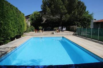Gîte pour 10 personnes, avec terrasse ainsi que piscine et jardin à Migron