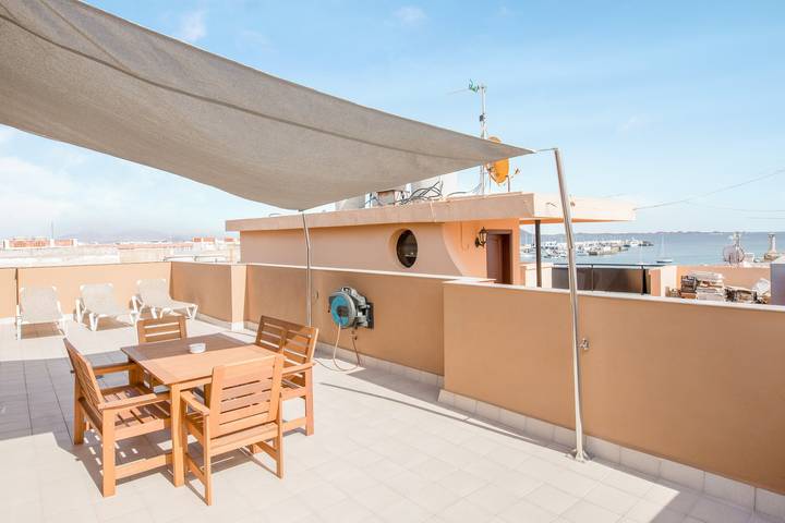 Apartamento entero, Amplio apartamento "Ático deluxe Corralejo centro" Cerca de la playa con vistas al mar in Puerto de Corralejo, La Oliva