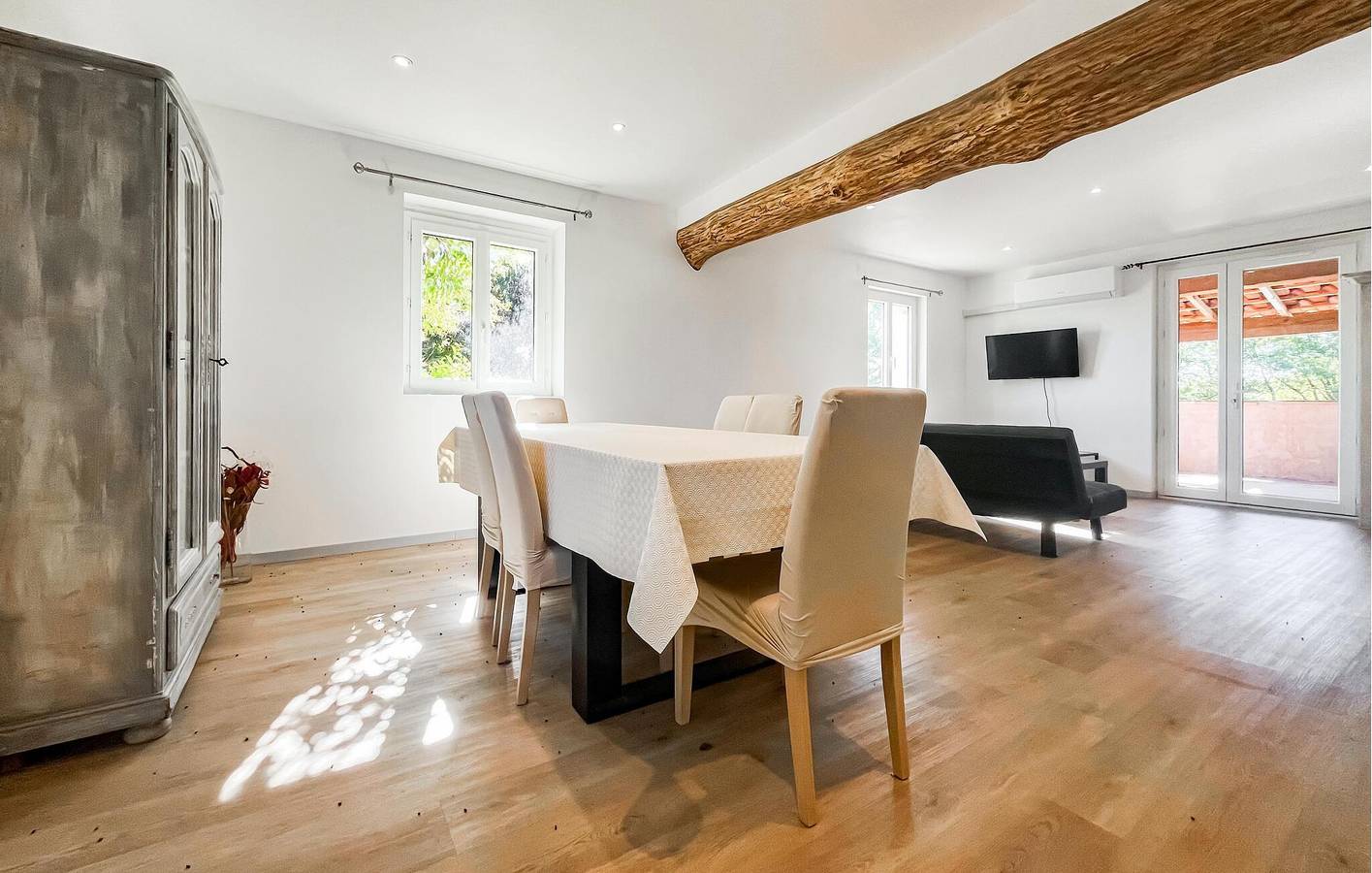 Appartement confortable avec piscine et parking près de Lavilledieu in Lavilledieu, Ardèche