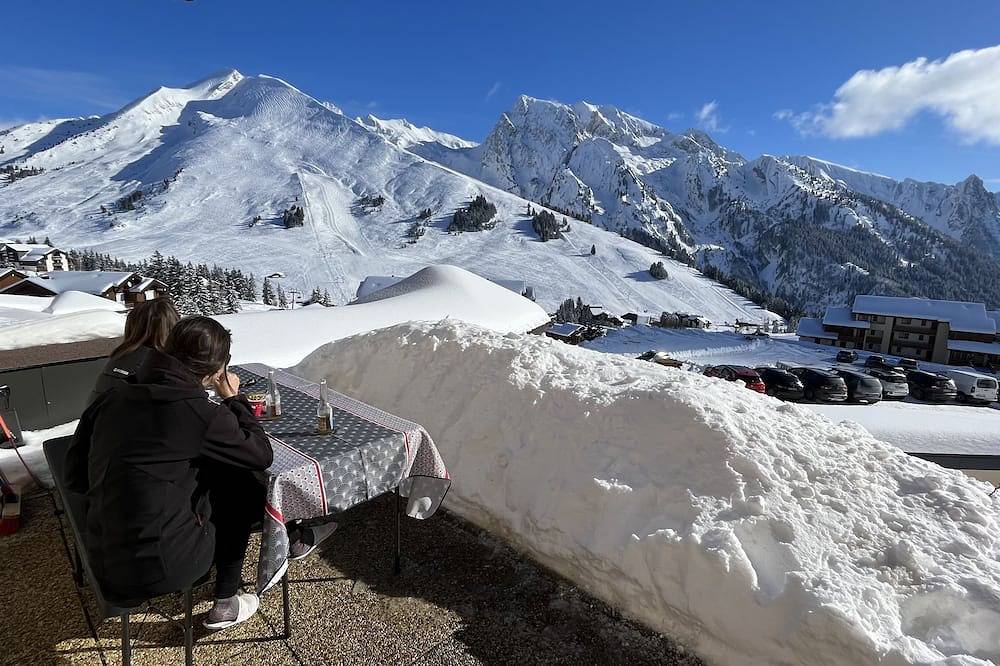 Entire apartment, Apartment with terrace, panoramic view and skis at your feet in Manigod, Annecy region