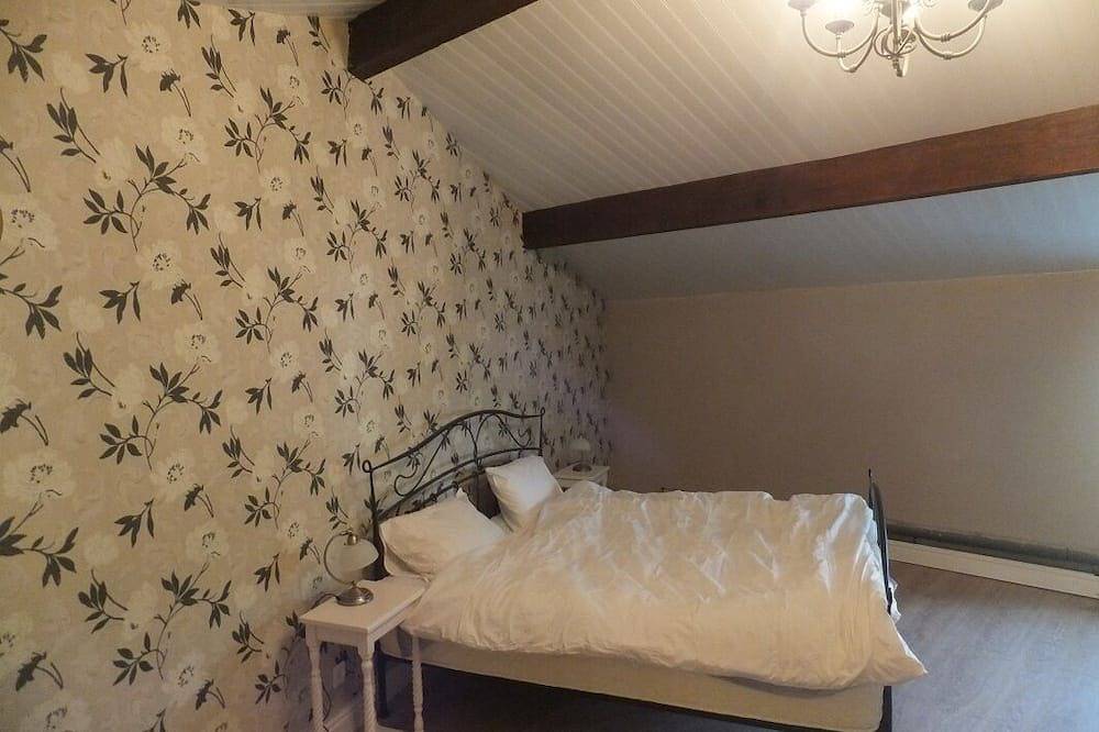 Large House Between Talmont And Mortagne Sur Gironde With Views On Estuary in Chenac-Saint-Seurin-d'Uzet, Saintes region