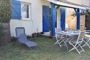 Gîte pour 4 personnes, avec jardin ainsi que terrasse et piscine à Bias