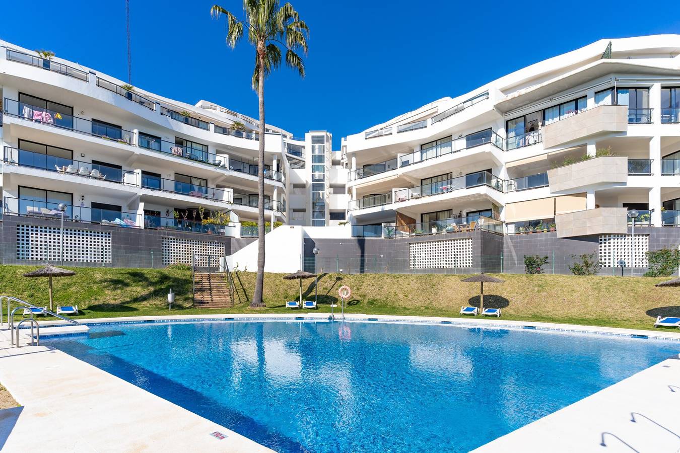 Apartamento entero, Apartamento 'Gran Terraza con Vistas al Mar A111' con Wi-Fi y Aire Acondicionado in Riviera del Sol, Mijas
