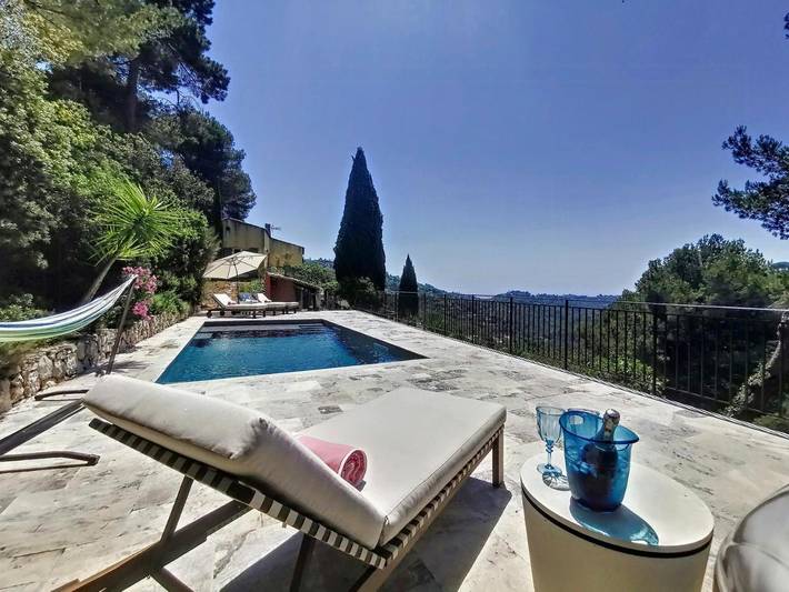 Location de vacances pour 9 personnes, avec piscine ainsi que balcon et jardin à Aspremont