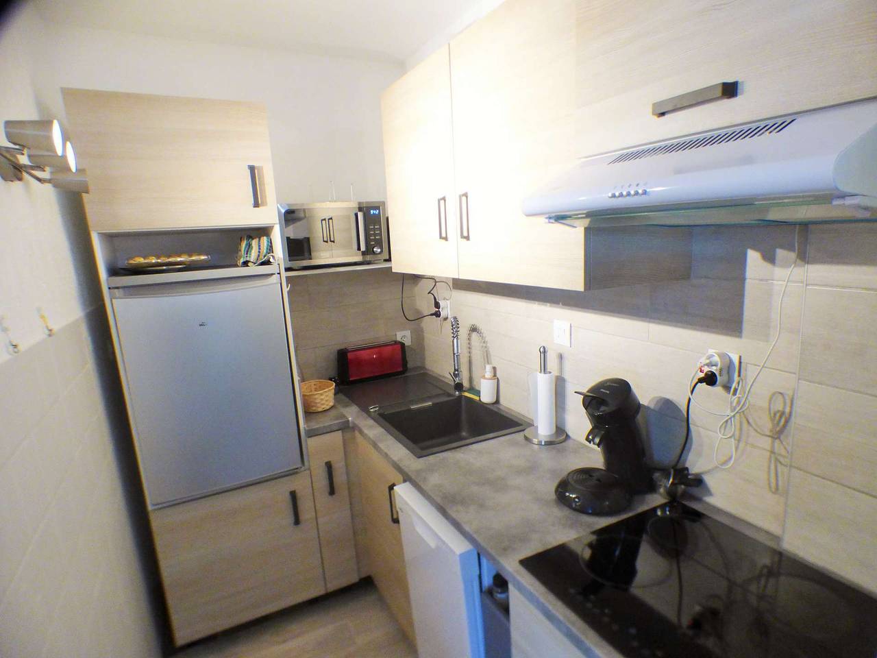 Entire holiday apartment, Facing the sea, sandy beach, everything nearby in La Seyne-sur-Mer, Toulon region