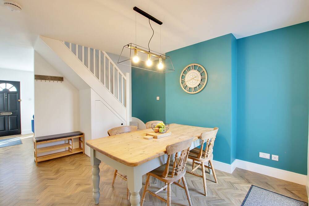 Delightful two bedroom cottage near town centre in Worthing, West Sussex