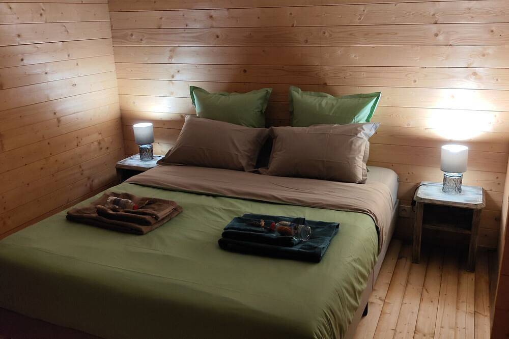 Gästezimmer 'Au Chant Des Oiseaux - Mésanges -' in Varen, Holzofenpizza und Klimaanlage in Varen, Zentralmassiv