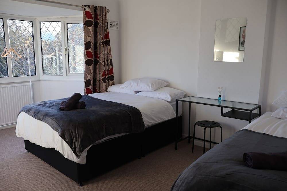 4 bedroom cosy home in solihull in Solihull, Birmingham Area