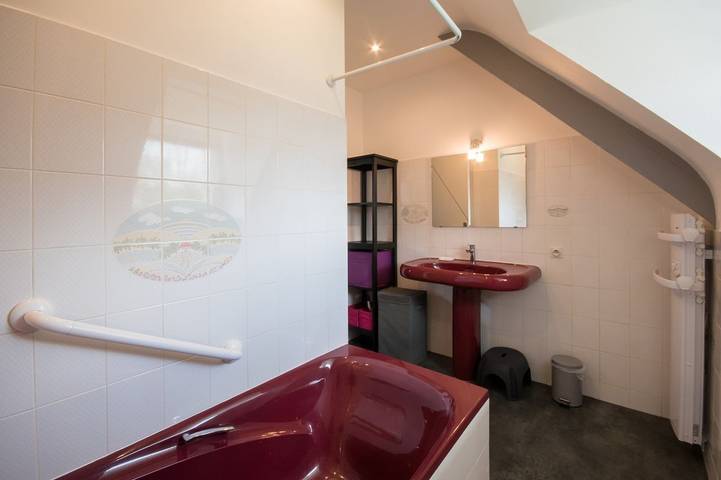 Gîte pour 6 personnes, avec terrasse ainsi que piscine et jardin à Saint-Donan